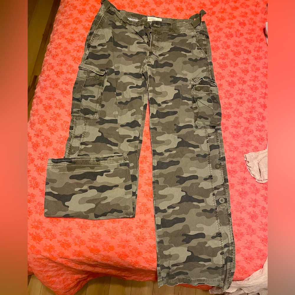 Womens Old navy camo pants but can be rolled & buttoned to make capri pants